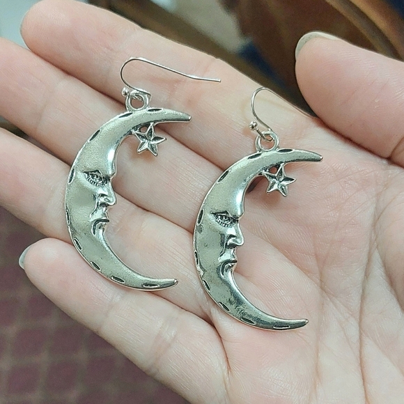 Quarter cresent MOON Face earrings - Picture 2 of 5